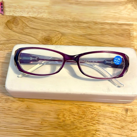 Reading Glasses with case. +1.00 strength - Picture 1 of 2